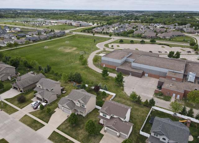 Property at 2390 SE Florence Dr, Waukee, IA 50263, 4 beds, 2.5 baths