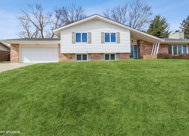 Property at 3124 Park Plaza Dr, Des Moines, IA 50315, 3 beds, 2.5 baths