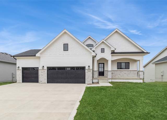 Property at 2422 SE 5th St, West Des Moines, IA 50265, 4 beds, 2.5 baths