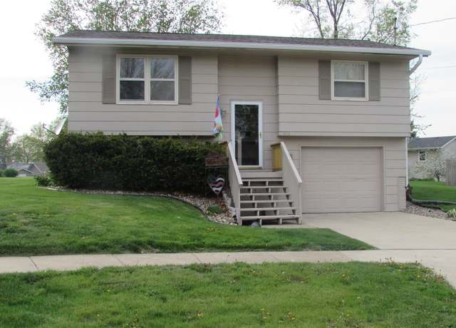 Property at 1410 N Depot St, Knoxville, IA 50138, 3 beds, 2 baths