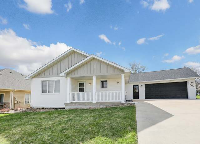 Property at 1009 E 6th St, Pella, IA 50219, 3 beds, 3 baths