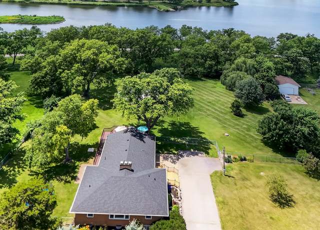 Property at 4700 SE 34th St, Des Moines, IA 50320, 4 beds, 3 baths