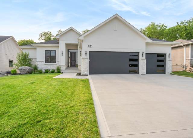 Property at 921 Timber Valley Dr, Polk City, IA 50226, 4 beds, 3.5 baths