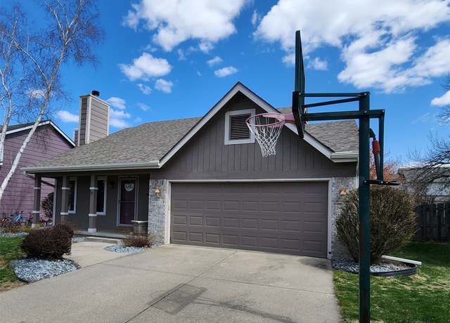 Property at 4527 49th Pl, Des Moines, IA 50310, 3 beds, 2 baths