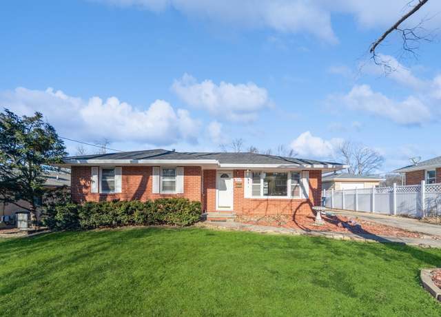 Property at 7609 Roseland Dr, Urbandale, IA 50322, 3 beds, 1 bath