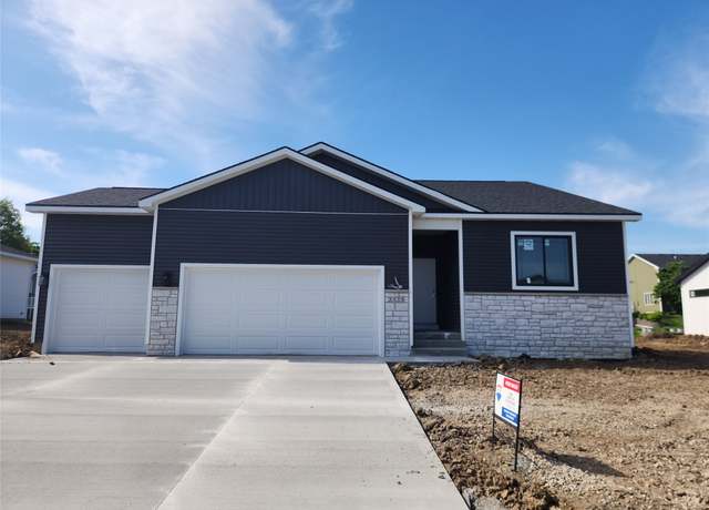 Property at 2323 N 8th Ave E, Newton, IA 50208, 4 beds, 3 baths