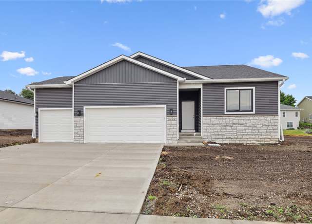 Property at 2323 N 8th Ave E, Newton, IA 50208, 4 beds, 3 baths