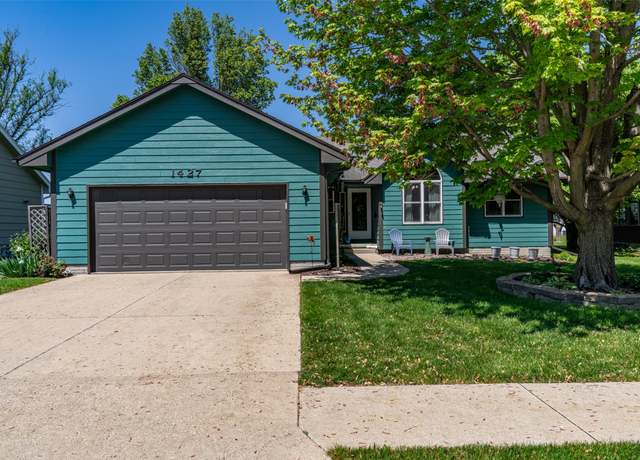 Property at 1427 W Washington St, Winterset, IA 50273, 3 beds, 2 baths