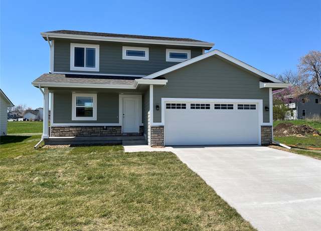Property at 4460 SW 23rd St, Des Moines, IA 50321, 3 beds, 2.5 baths