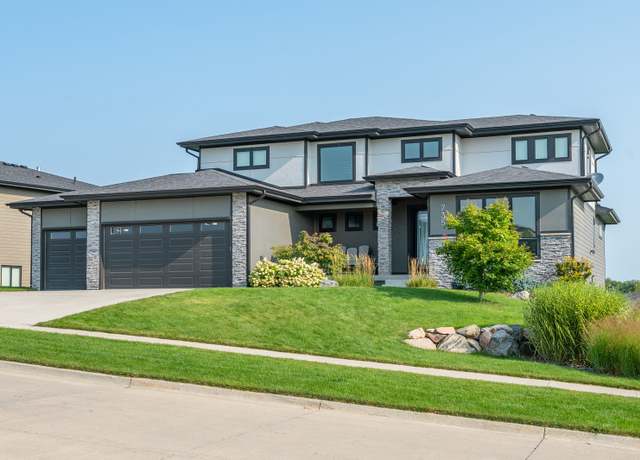 Property at 735 Belmont Blvd, Waukee, IA 50263, 6 beds, 4.5 baths