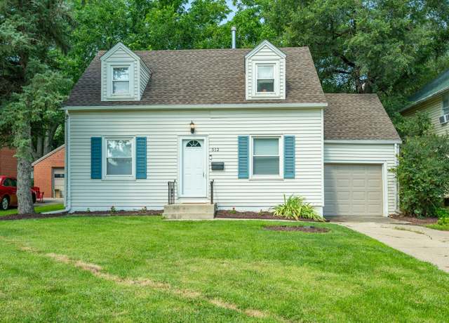 Property at 512 11th St, West Des Moines, IA 50265, 3 beds, 1.5 baths