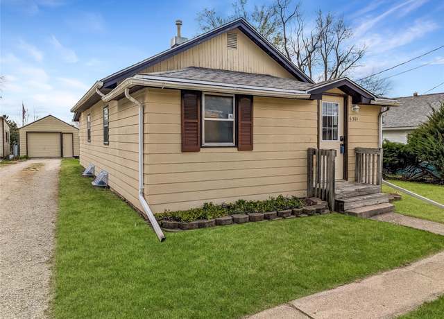 Property at 6301 SW 10th St, Des Moines, IA 50315, 2 beds, 1 bath