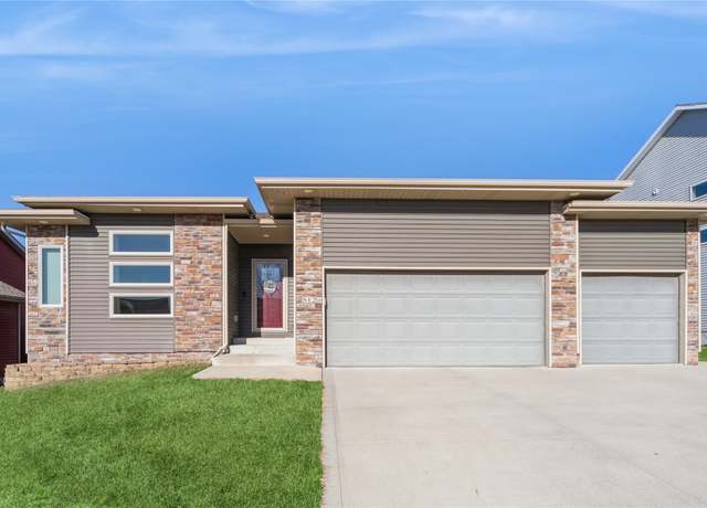 Property at 512 4th St SE, Bondurant, IA 50035, 4 beds, 3 baths