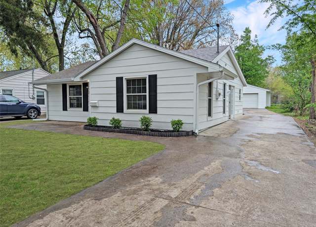 Property at 1615 E 29th St, Des Moines, IA 50317, 2 beds, 1 bath