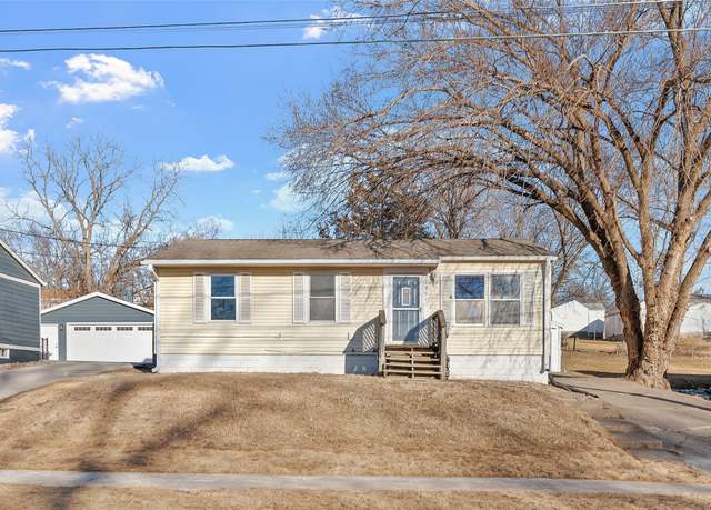 Property at 3927 16th St, Des Moines, IA 50313, 4 beds, 1 bath