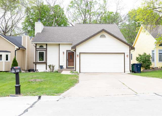 Property at 7077 Hickory Ln, Urbandale, IA 50322, 3 beds, 2 baths