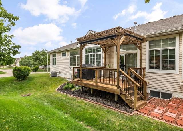 Property at 9812 Green View Ln, Johnston, IA 50131, 2 beds, 2.5 baths