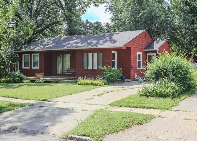 Property at 3010 Madison Ave, Des Moines, IA 50310, 3 beds, 2 baths