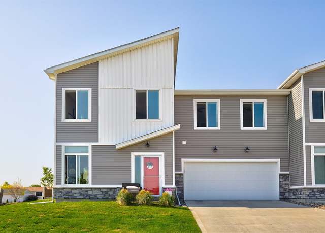 Property at 9526 Crowning Dr, West Des Moines, IA 50266, 3 beds, 2.5 baths