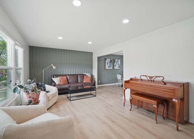 Property at 3109 SW 40th St, Des Moines, IA 50321, 4 beds, 2.5 baths