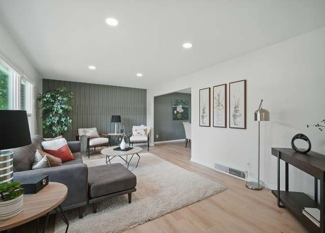 Property at 3109 SW 40th St, Des Moines, IA 50321, 4 beds, 2.5 baths