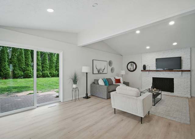 Property at 3109 SW 40th St, Des Moines, IA 50321, 4 beds, 2.5 baths