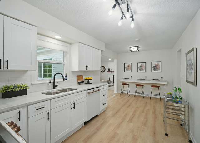Property at 3109 SW 40th St, Des Moines, IA 50321, 4 beds, 2.5 baths