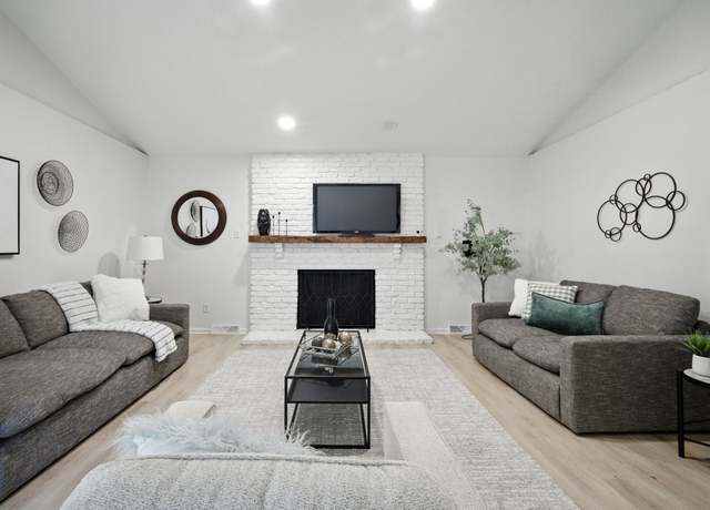 Property at 3109 SW 40th St, Des Moines, IA 50321, 4 beds, 2.5 baths