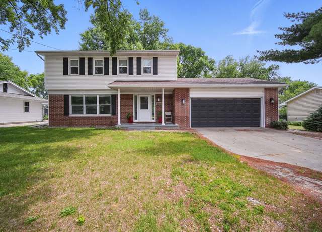 Property at 3109 SW 40th St, Des Moines, IA 50321, 4 beds, 2.5 baths