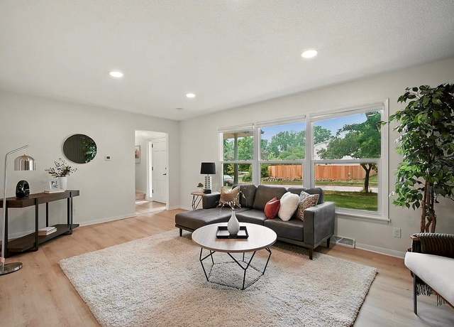 Property at 3109 SW 40th St, Des Moines, IA 50321, 4 beds, 2.5 baths