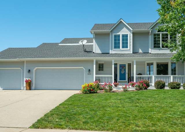 Property at 14111 Oak Brook Dr, Urbandale, IA 50323, 5 beds, 2.5 baths