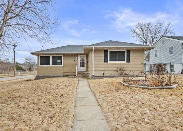 Property at 549 28th St, West Des Moines, IA 50265, 4 beds, 2 baths