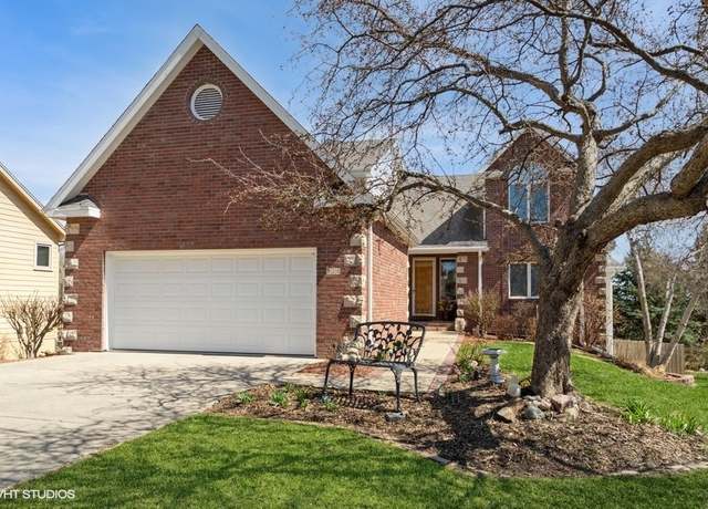 Property at 920 S 26th St, West Des Moines, IA 50265, 4 beds, 3.5 baths