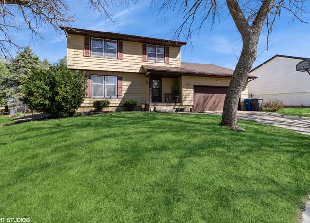 Property at 5115 SE 9th St, Des Moines, IA 50315, 3 beds, 2.5 baths
