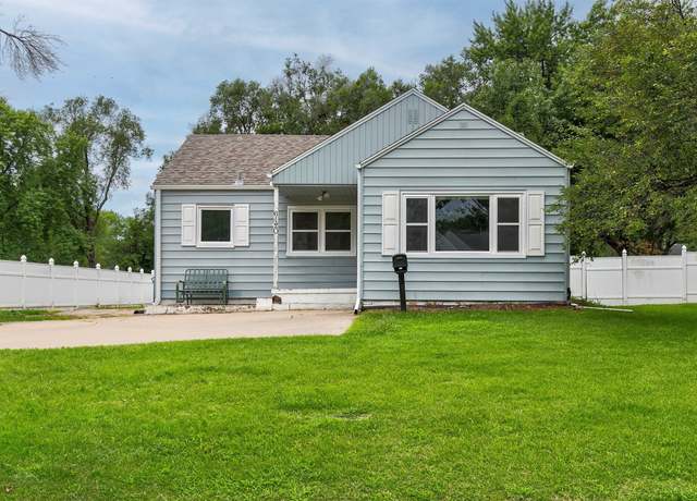 Property at 6120 College Ave, Des Moines, IA 50322, 3 beds, 1 bath