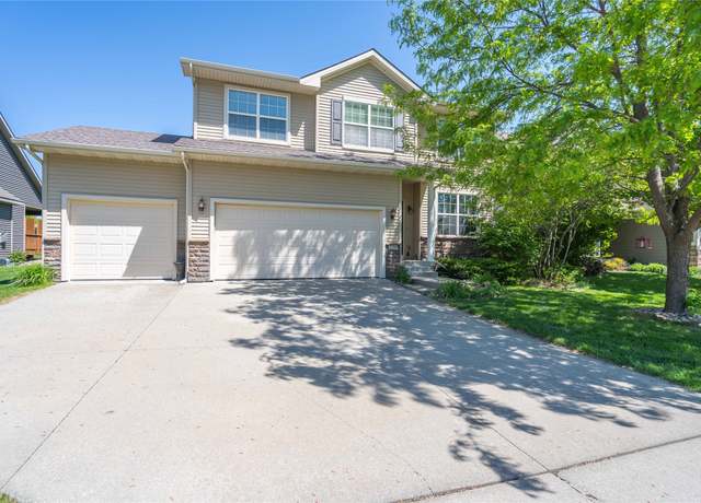 Property at 224 S 83rd St, West Des Moines, IA 50266, 4 beds, 3.5 baths