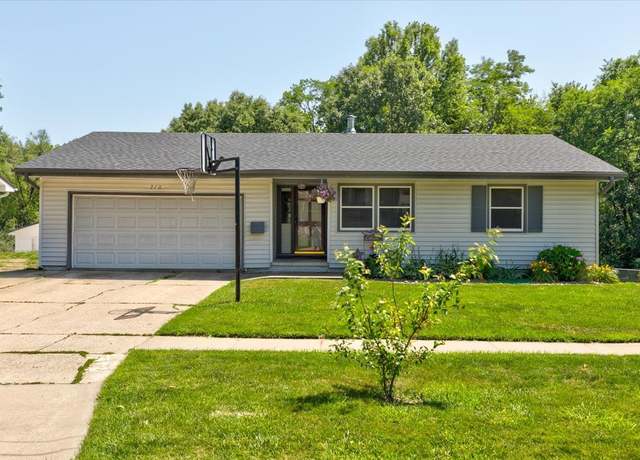 Property at 710 E Competine St, Knoxville, IA 50138, 3 beds, 1.5 baths