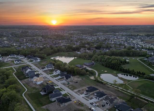Property at 14509 Persimmon Dr, Urbandale, IA 50323