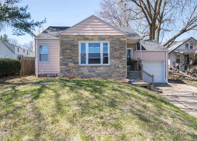 Property at 1040 56th St, Des Moines, IA 50311, 2 beds, 2 baths