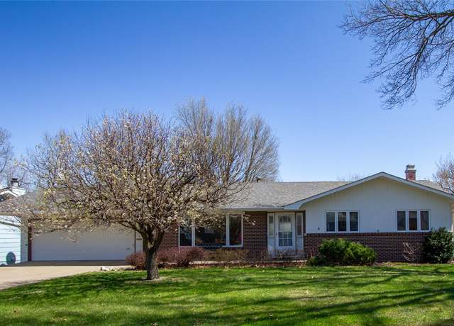 Property at 1412 Country Club Dr, Pella, IA 50219, 4 beds, 2 baths