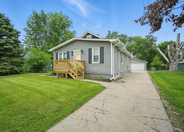 Property at 806 8th St, West Des Moines, IA 50265, 3 beds, 2 baths