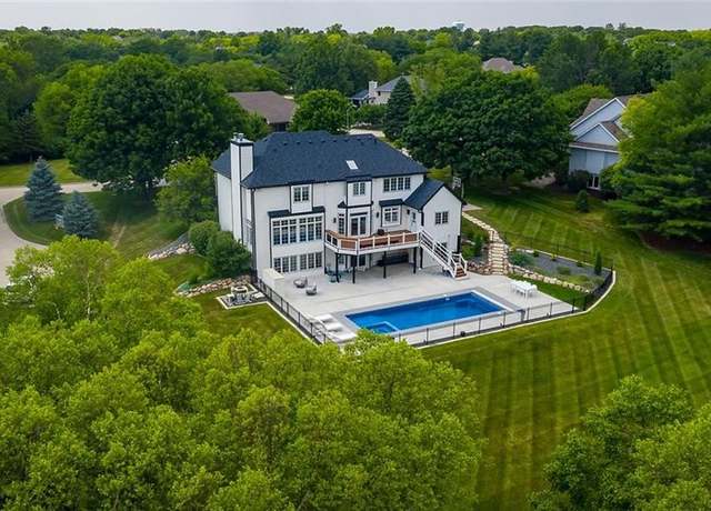 Property at 1608 S 43rd St, West Des Moines, IA 50265, 5 beds, 4.5 baths