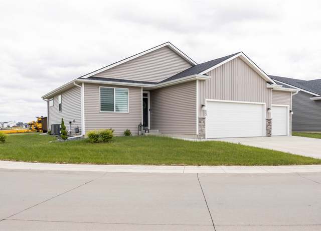 Property at 523 NE Vista Ln, Ankeny, IA 50021, 3 beds, 2 baths