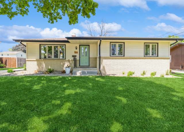 Property at 318 NE 8th St, Ankeny, IA 50021, 4 beds, 2.5 baths