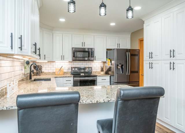 Property at 3700 SW 34th Pl, Des Moines, IA 50321, 4 beds, 3 baths