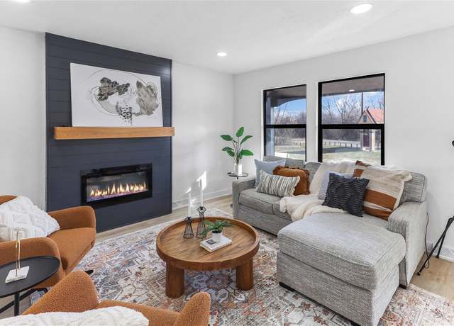 Property at 4114 Martin Luther King Jr Pkwy, Des Moines, IA 50310, 5 beds, 2 baths