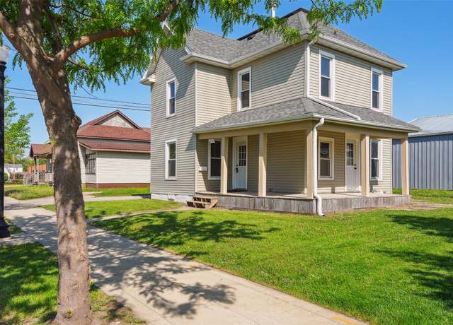 Property at 310 S 2nd Ave W, Newton, IA 50208, 4 beds, 2 baths