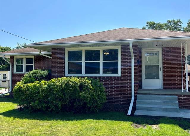 Property at 2327 Glenbrook Dr, Des Moines, IA 50316, 3 beds, 1.5 baths