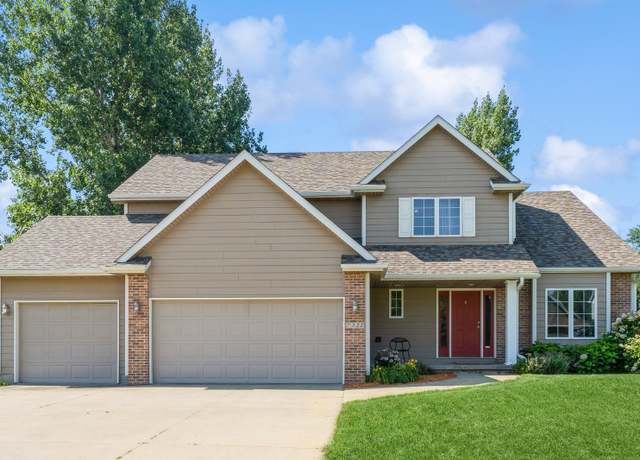 Property at 7322 Oakwood Dr, Urbandale, IA 50322, 4 beds, 2.5 baths