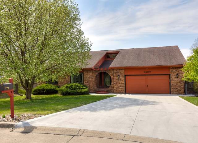 Property at 2800 Claiborne Cir, Urbandale, IA 50322, 5 beds, 3.5 baths